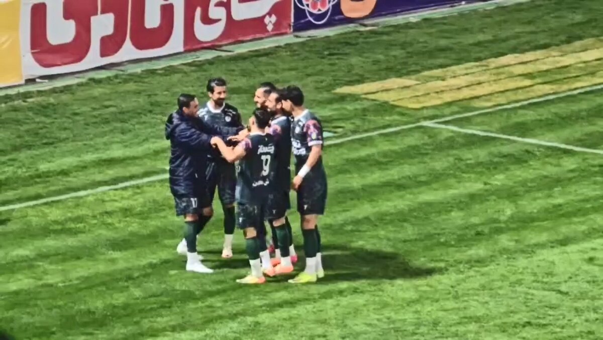 شادی گل بازیکنان ذوب‌آهن پس از گل آذرباد به استقلال
