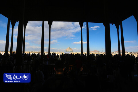 مسافران نوروزی در میدان نقش جهان اصفهان