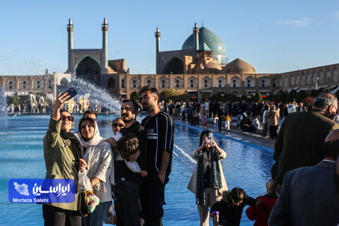 مسافران نوروزی در میدان نقش جهان اصفهان