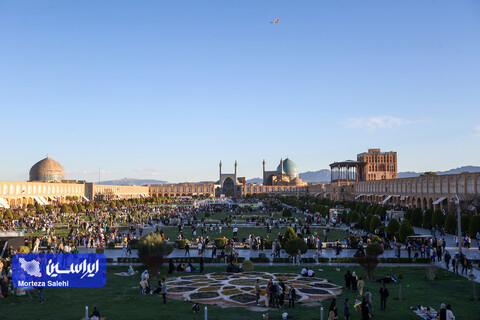 مسافران نوروزی در میدان نقش جهان اصفهان