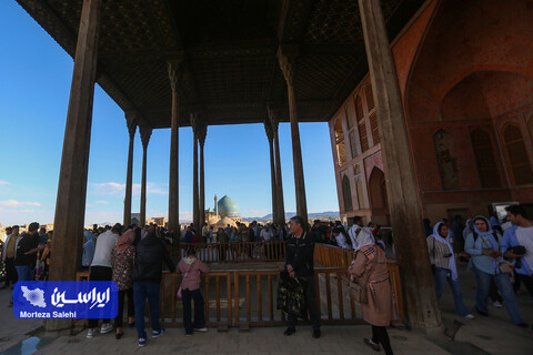 مسافران نوروزی در میدان نقش جهان اصفهان