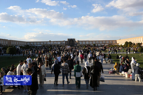 مسافران نوروزی در میدان نقش جهان اصفهان
