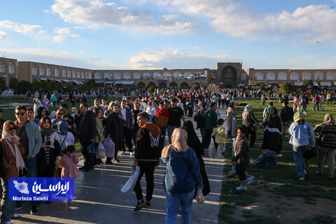 مسافران نوروزی در میدان نقش جهان اصفهان