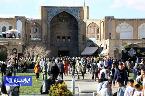 مسافران نوروزی در میدان نقش جهان اصفهان