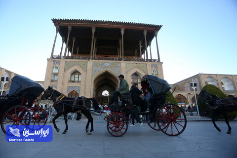 مسافران نوروزی در میدان نقش جهان اصفهان