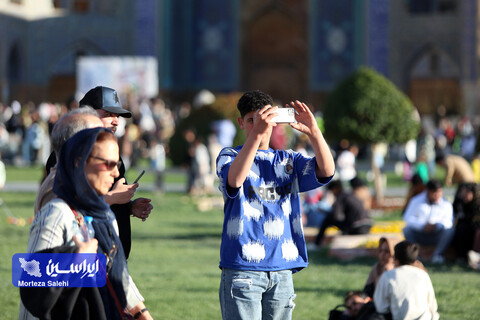مسافران نوروزی در میدان نقش جهان اصفهان