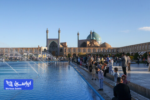 مسافران نوروزی در میدان نقش جهان اصفهان
