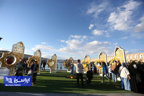 مسافران نوروزی در میدان نقش جهان اصفهان