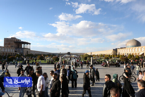 مسافران نوروزی در میدان نقش جهان اصفهان