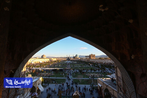 مسافران نوروزی در میدان نقش جهان اصفهان
