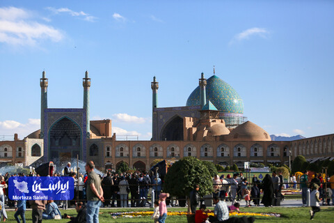 مسافران نوروزی در میدان نقش جهان اصفهان