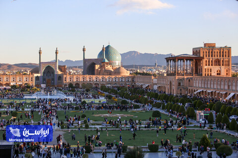 مسافران نوروزی در میدان نقش جهان اصفهان