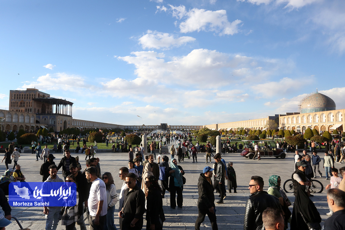 مسافران نوروزی در میدان نقش جهان اصفهان