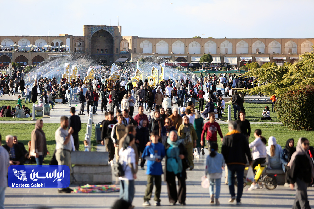 مسافران نوروزی در میدان نقش جهان اصفهان