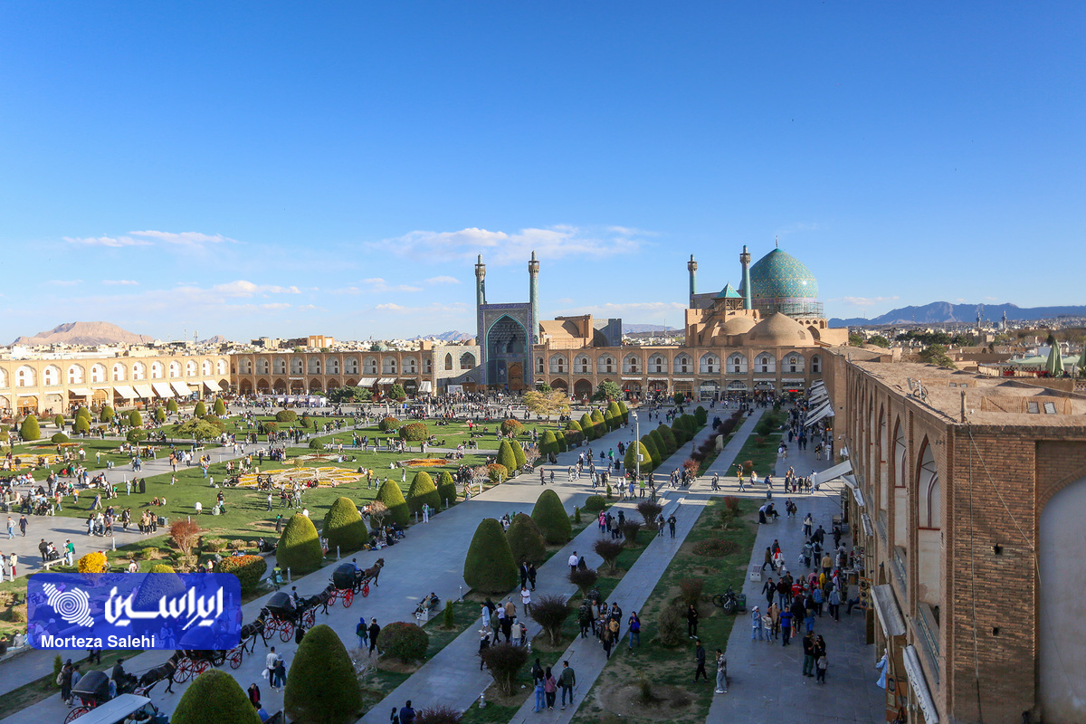 مسافران نوروزی در میدان نقش جهان اصفهان