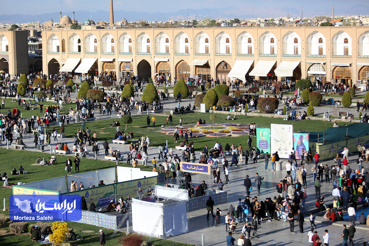 مسافران نوروزی در میدان نقش جهان اصفهان