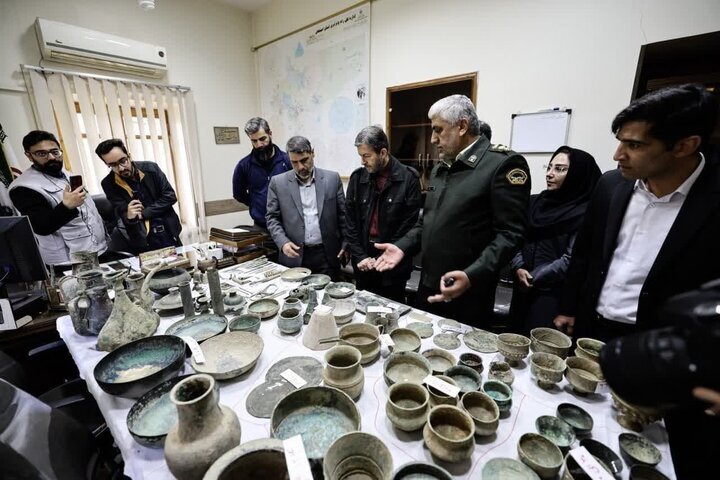 بازدید استاندار اصفهان از ۱۳۰ شیء عتیقه کشف شده