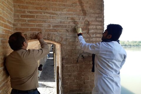 جداره‌های سی‌وسه‌پل اصفهان پاکسازی می‌شود