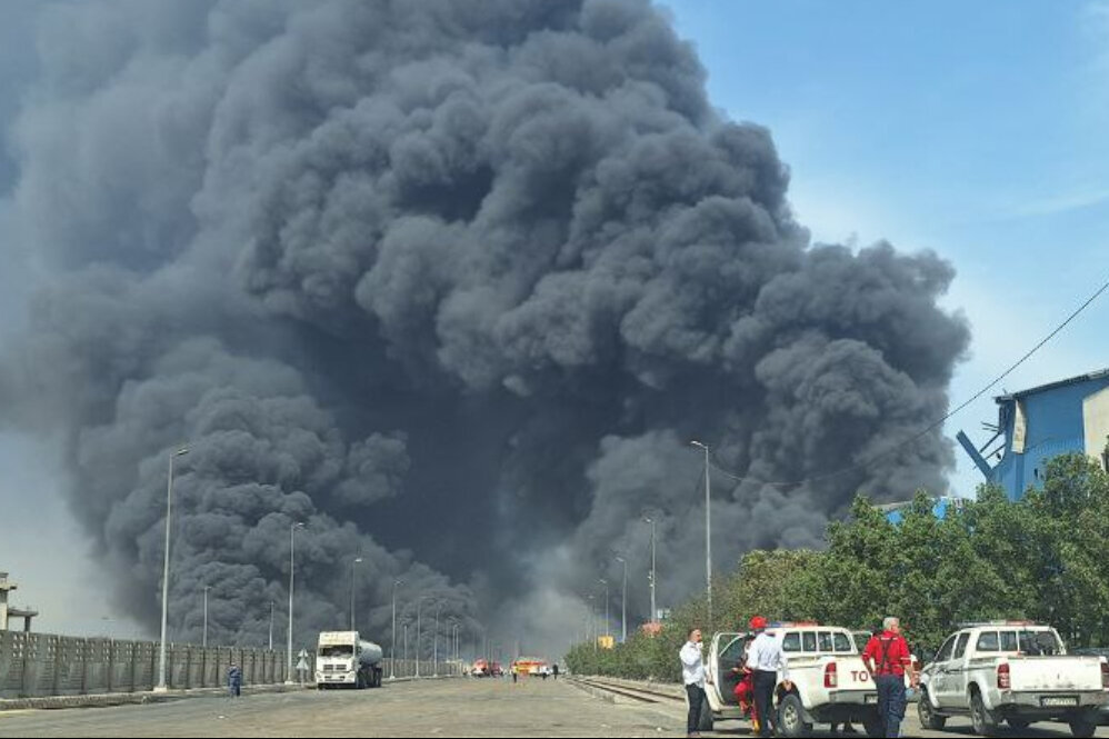 خطر گازهای سمی پس از انفجار اسکله شهید رجایی