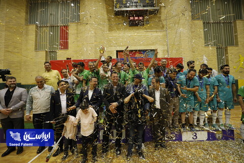 جام قهرمانی فوتسال کارکنان فولاد مبارکه روی دستان تیم فولادسازی