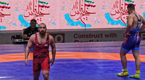 مدال قهرمانی جام تختی گشتی آزاد برگردن امیرحسین زارع