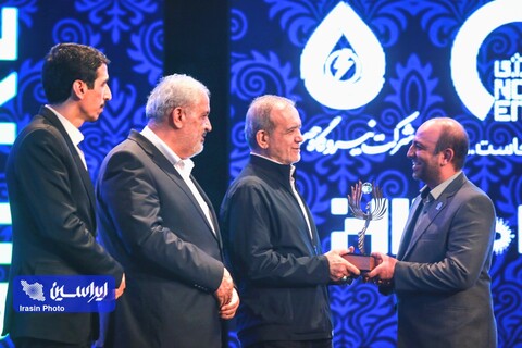 اهدای جایزه سرمایه‌گذار برتر نیروگاه‌های خورشیدی به گروه فولاد مبارکه