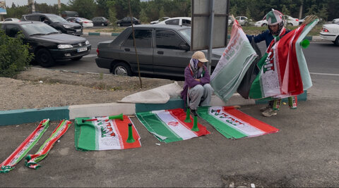 پرچم فروشی بانوان در حاشیه دیدار ایران - کره‌شمالی