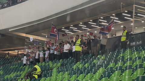 حضور تعدادی از هواداران کره شمالی در ورزشگاه آزادی