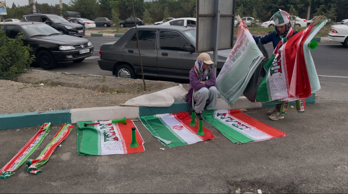 پرچم فروشی بانوان در حاشیه دیدار ایران - کره‌شمالی