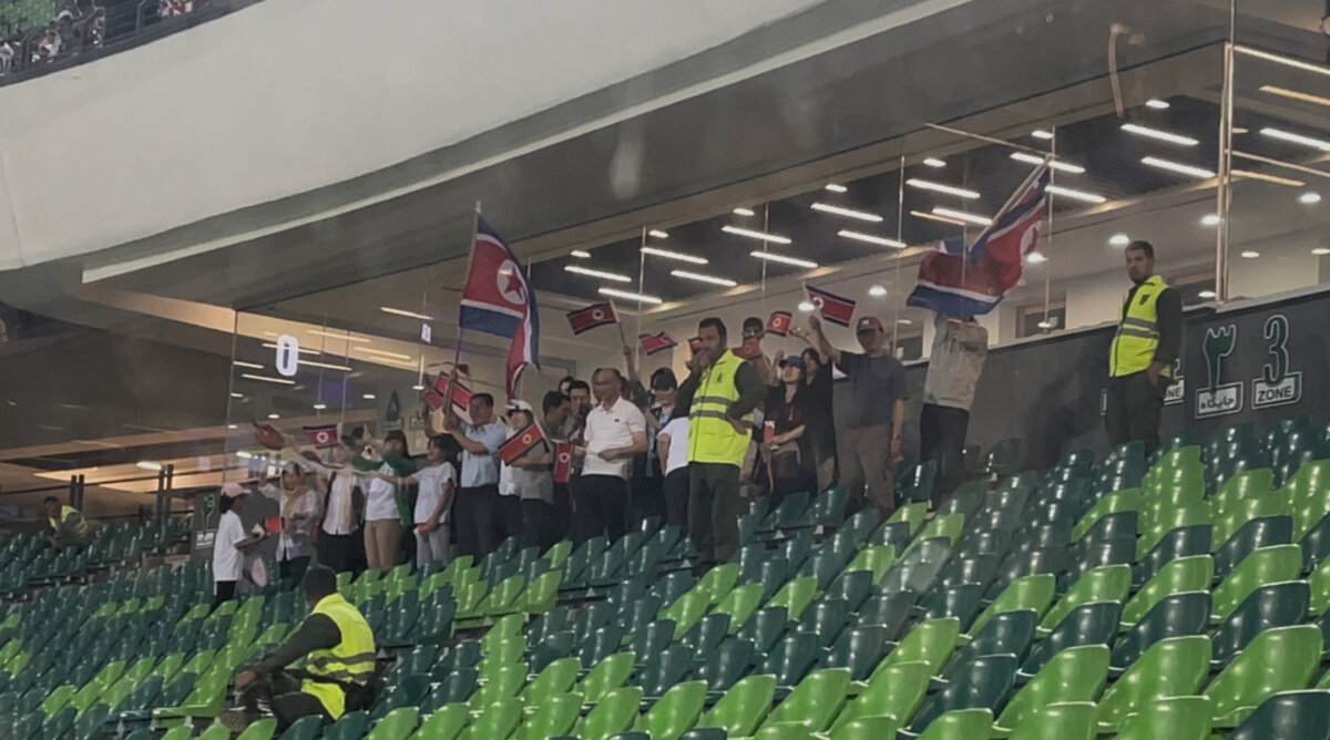 حضور تعدادی از هواداران کره شمالی در ورزشگاه آزادی