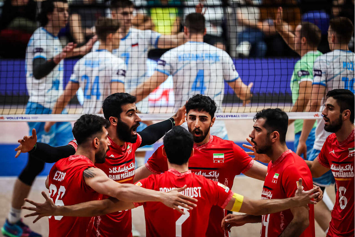 احترام نظامی والیبالیست‌های تیم ملی به پرچم ایران
