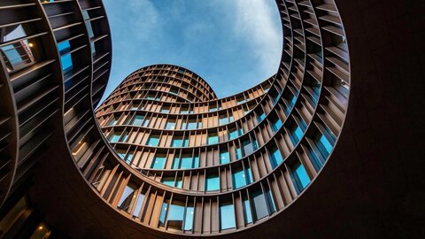 فولاد، سیمان و سیاست