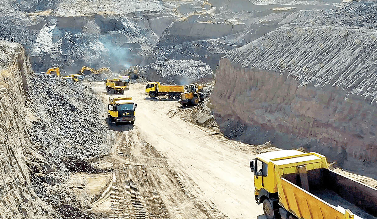 ۴۰۰ متر پیشروی ایمن معادن نیلچیان
