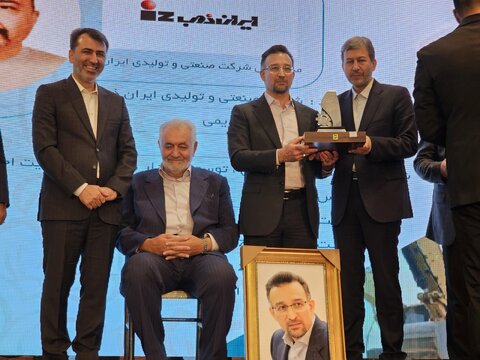 ۳ شرکت گروه فولادمبارکه برترین‌های صنعت شدند